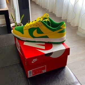 selling nike dunk low brazil size 9 brand new 240cad